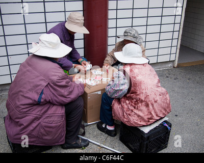 Chinesische Frauen Spielkarten, Chinatown, San Francisco Stockfoto