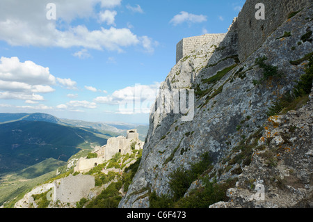 Die zerstörten Katharer Burg von Peyrepertuse auf einem Hügel in Roussillon, Frankreich Stockfoto