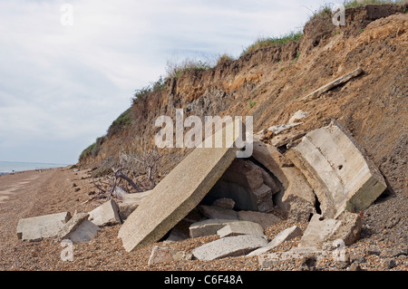 Zweiter Weltkrieg Bunker zerstört durch Küstenerosion Stockfoto