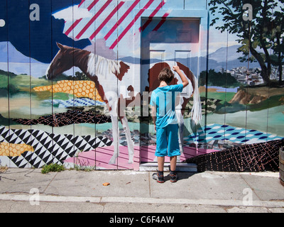 Wandbild und junge, Mission District, San Francisco Stockfoto