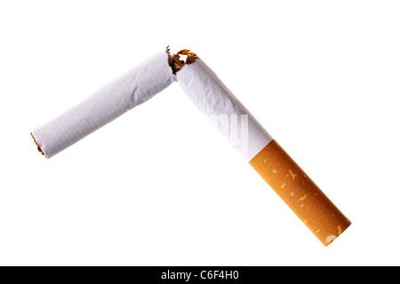 Gebrochene Zigarette über dem weißen Hintergrund isoliert Stockfoto