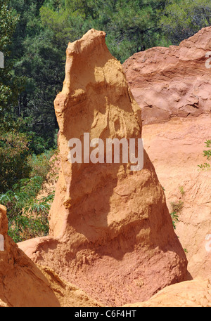 Touristische Route in ehemaligen Ocker Steinbruch im Roussillon, Departement Vaucluse, Provence Region in Frankreich Stockfoto