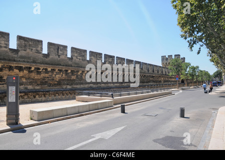 Alte Steinmauer umgeben von historischen Teil der Stadt Avignon in Frankreich Stockfoto