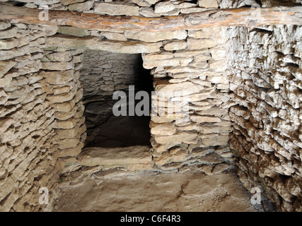 Innenraum der alten Hütte gemacht aus Steinen in der Bories Dorf in der Nähe von Gordes in Region Provence, Frankreich Stockfoto