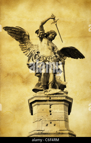 Saint Michael-Statue auf der Spitze Schloss Sant Angelo in Rom. Italien. Stockfoto