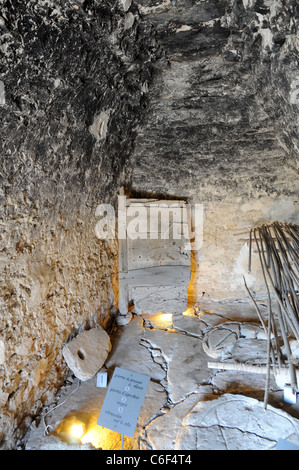 Innenraum der alten Hütte gemacht aus Steinen in der Bories Dorf in der Nähe von Gordes in Region Provence, Frankreich Stockfoto