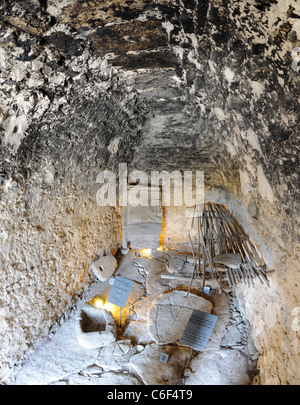 Innenraum der alten Hütte gemacht aus Steinen in der Bories Dorf in der Nähe von Gordes in Region Provence, Frankreich Stockfoto