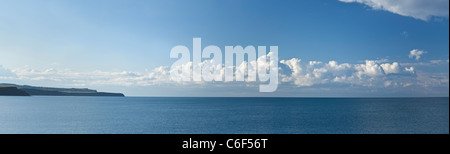 Offshore-Wolken über der Küste von North Yorkshire. Stockfoto