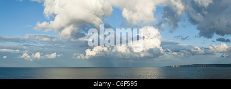 Offshore-Wolken über den Kreidefelsen von Bempton und Flamborough, North Yorkshire. Stockfoto