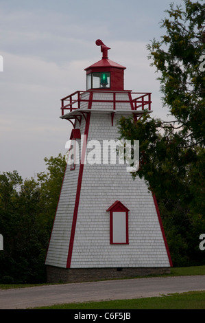 Der Leuchtturm auf dem Gelände St. Pauls Anglican Church, Manitowaning. Stockfoto