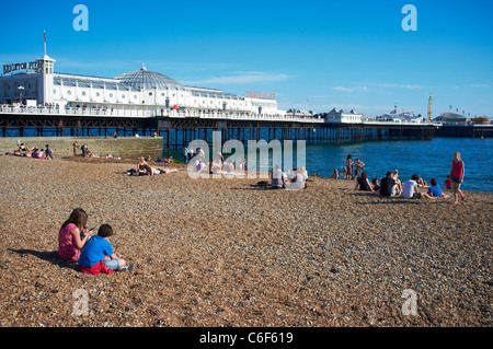 Brighton Pier mit dem Strand im Vordergrund Brighton UK Stockfoto