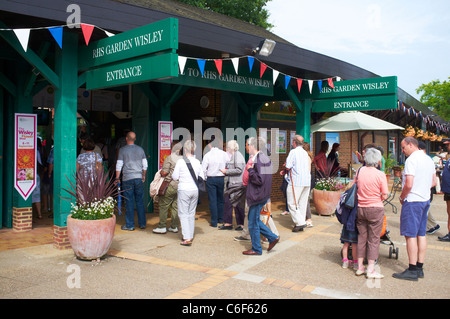 Menschen Schlange, um der RHS Garden Wisley Woking Surrey UK eingeben Stockfoto