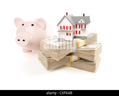 Kleines Haus und Sparschwein mit Stapeln von hundert-Dollar-Scheine, Isolated on White Background. Stockfoto