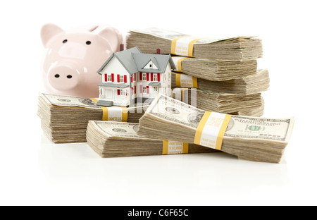 Kleines Haus und Sparschwein mit Stapeln von hundert-Dollar-Scheine, Isolated on White Background. Stockfoto