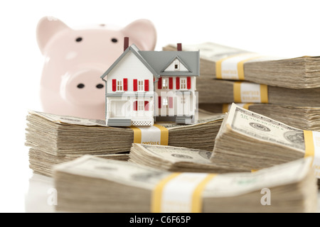 Kleines Haus und Sparschwein mit Stapeln von hundert-Dollar-Scheine, Isolated on White Background. Stockfoto