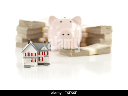 Kleines Haus und Sparschwein mit Stapeln von hundert-Dollar-Scheine, Isolated on White Background. Stockfoto