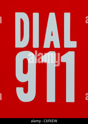 Hinweisschild auf Seiten des Fahrzeugs unter Angabe "Dial 911" Stockfoto