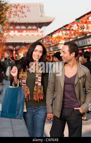 Mann und Frau einkaufen in Outdoor-Mall Tragetaschen. Stockfoto