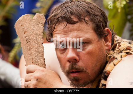 Caveman entdeckt Cannabis close-up Portrait von Performer in 2001 Summer Solstice Parade Stockfoto