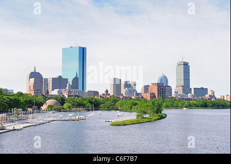 Boston Back Bay mit Segelboot und städtischen Gebäude Skyline der Stadt in den Morgen. Stockfoto