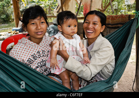 Frau und ihre Töchter in Hängematte, Siem Reap, Kambodscha Stockfoto