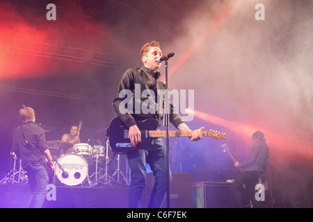 McFly erklingt in der lustigen Tag auf Hampton Court Green Stockfoto