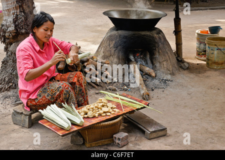 Frau, Palmzucker Süßigkeit, Siem Reap, Kambodscha Stockfoto