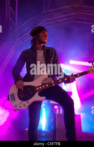 Dougie Poynter von McFly erklingt in der lustigen Tag auf Hampton Court Green Stockfoto