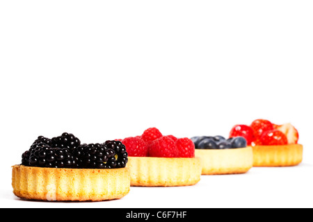 Brombeeren und anderen Waldfrüchten in Törtchen Kuchen auf weißem Hintergrund Stockfoto