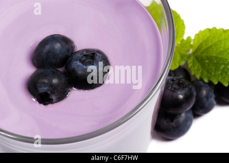 Heidelbeeren auf einen Blueberry Milchshake mit Heidelbeeren und Melissa beiseite auf weißem Hintergrund Stockfoto