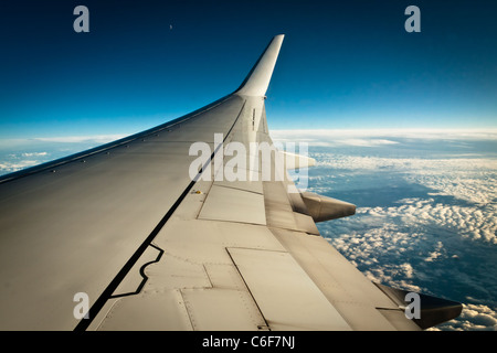 Tragfläche mit Wolken und blauer Himmel Stockfoto