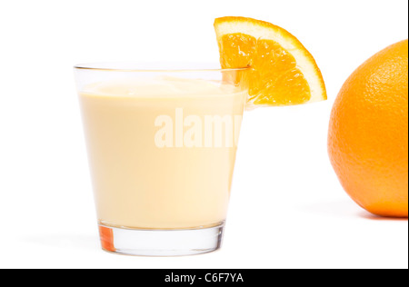 Milchshake mit einem Stück von Orange und Orange auf der Rückseite auf weißem Hintergrund Stockfoto
