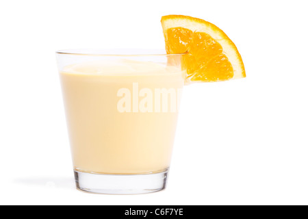 Stück von einem Orange auf einen Milchshake auf weißem Hintergrund Stockfoto