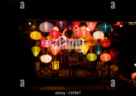 Lanter Shop mit beleuchtet hängenden Laternen zum Verkauf in Hoi an, Vietnam Stockfoto