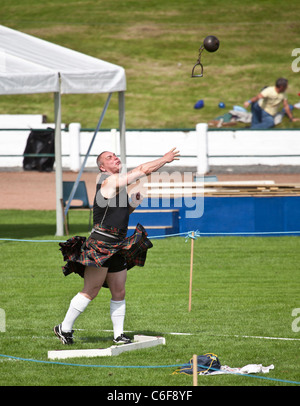 Konkurrent warf den Hammer in den schweren Ereignissen auf der Cowal Highland Gathering 2011 Stockfoto