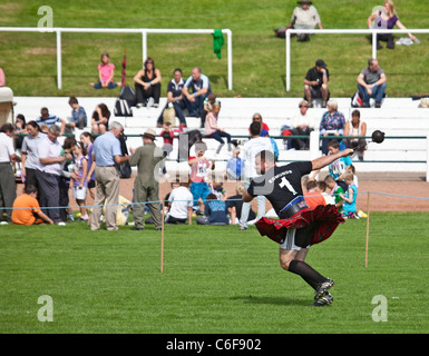 Wettbewerber (Gregor Edmunds) wirft den Hammer in der schweren Fälle an der Cowal Highland Gathering 2011 Stockfoto