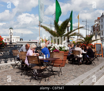 Café im Freien, Margate Meer, Kent, UK Stockfoto