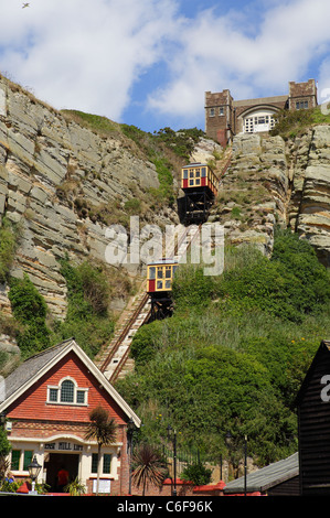 Hastings East Cliff Railway oder Lift erbaut im Jahre 1903 und die steilsten Klippen Bahn in Großbritannien, steigt von Rock-a-Nore auf dem Land, Park. Stockfoto