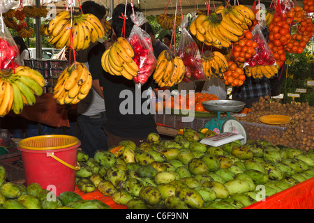 Obststand in Malaysia. Frische tropische Früchte zum Verkauf auf dem Bauernhof in Kuala Lumpur, Malaysia. Stockfoto