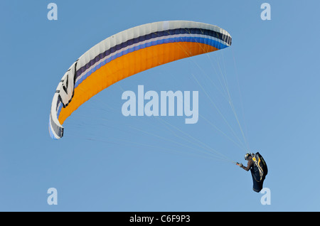 Gleitschirm fliegen über den South Downs Stockfoto