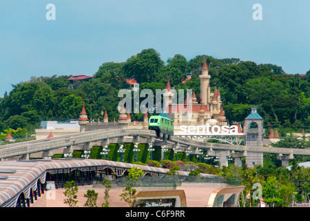 Skytrain an der Pforte des Sentosa Island, Singapur Stockfoto