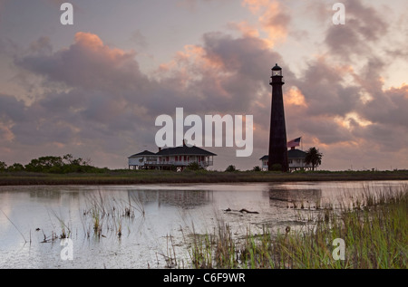 Frühen Morgenlicht mit Gewitterwolken am Point Bolivar Lighthouse, Galveston, Texas Gulf Coast Stockfoto