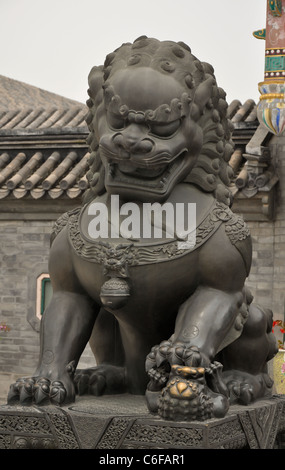 Löwe aus Bronze bewachen den kaiserlichen Sommerpalast in Peking Stockfoto