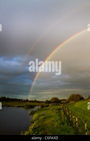 ein Blick auf dem Fluss der Ogmore Burg in Süd-Wales mit einem doppelten Regenbogen Stockfoto