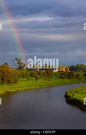 ein Blick auf dem Fluss der Ogmore Burg in Süd-Wales mit einem doppelten Regenbogen Stockfoto