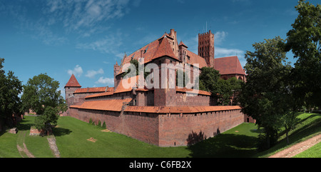 Panoramablick über den Deutschen Orden Schloss Marienburg aus seiner Südecke. Multi-Row-Panorama in hoher Auflösung. Stockfoto