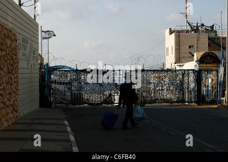 Ein jüdisch-orthodoxen am Kreuzungspunkt in Rosh HaNikra an der israelisch-libanesischen Grenze. Stockfoto