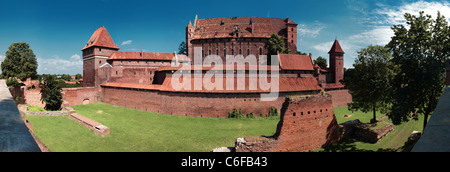 Panoramablick über den Deutschen Orden Schloss in Marienburg von der Rückseite her. Multi-Row-Panorama in hoher Auflösung. Stockfoto