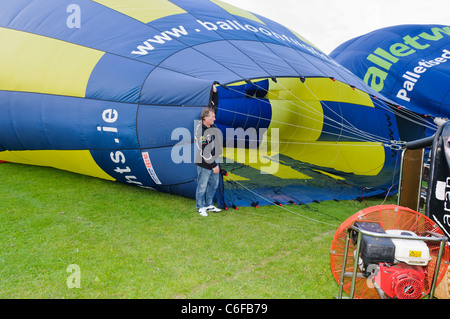 Kalter Luft wird in einen Hotair-Ballon mit Benzin angetrieben Fans es aufblasen geblasen. Stockfoto