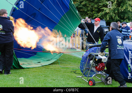 Füllen einen Hotair Ballon mit Heißluft mit zwei Gasbrennern Stockfoto